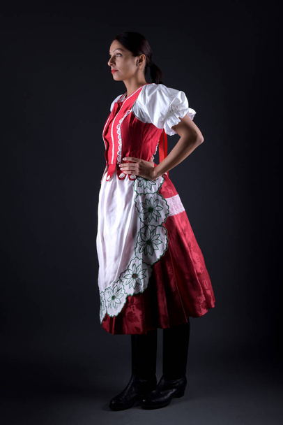 Jeune belle femme slovaque en costume traditionnel - Photo, image