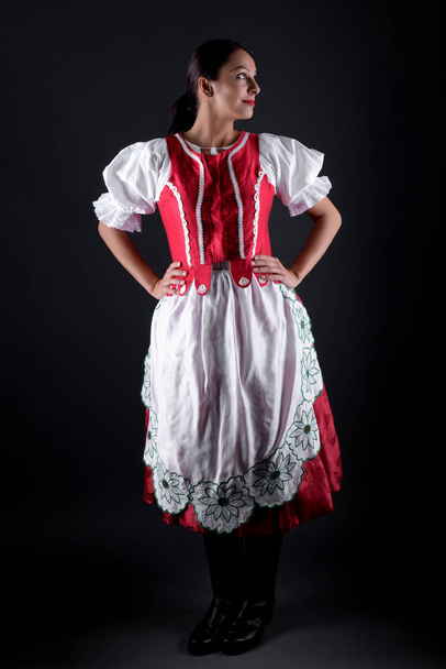 若いです美しいですslovak女性で伝統的な衣装 - 写真・画像