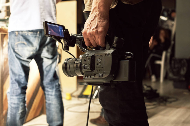 Detrás de las escenas de producción de vídeo o rodaje de vídeo, grano de película, enfoque selectivo, iluminación especial
 - Foto, Imagen