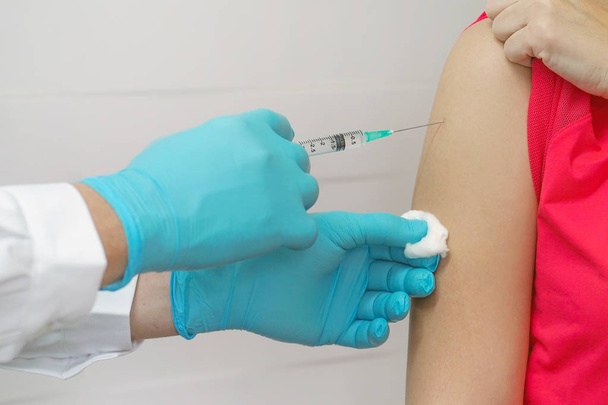 Doktor ya da hemşire elinde grip, kızamık aşısı.... - Fotoğraf, Görsel