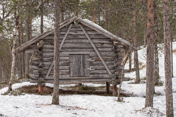 Casa de madera para leña con puerta pequeña
 - Foto, Imagen