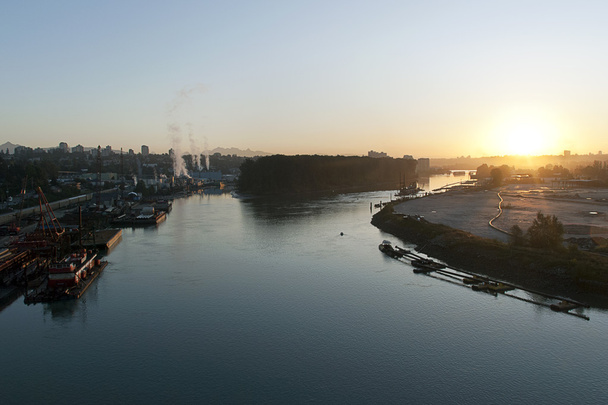 Схід сонця на березі річки Фрейзер - Фото, зображення
