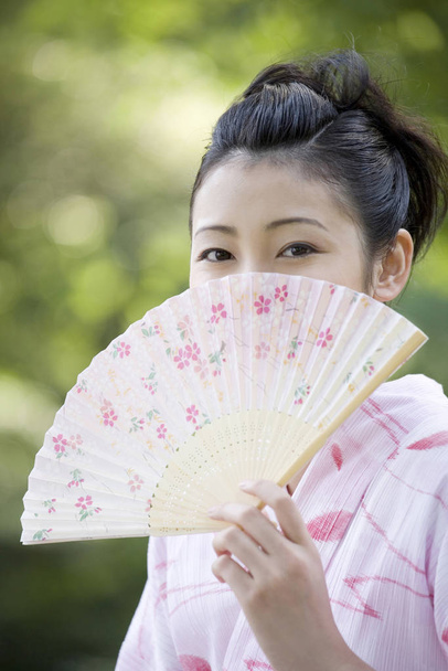 Japanese folding fan and yukata woman - Foto, Imagen
