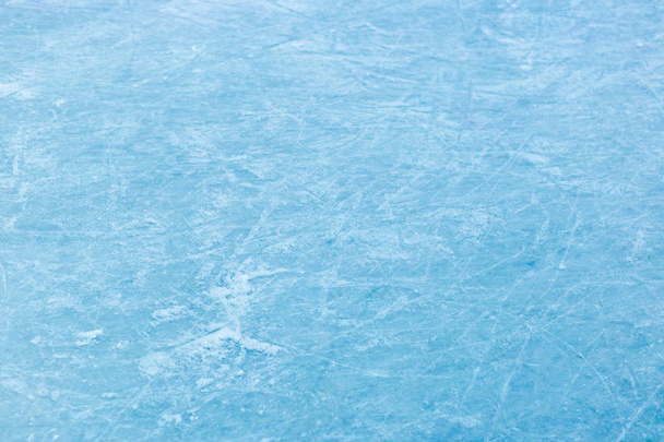 Abstracte ijsstructuur. Natuur blauwe achtergrond. Sporen van schaatsmessen op ijs - Foto, afbeelding