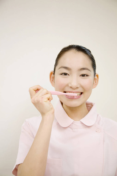 Japanese woman brushing her teeth - Φωτογραφία, εικόνα