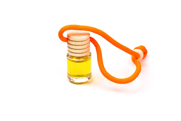 Бутылка освежителя воздуха с деревянной крышкой и оранжевым шнуром крупным планом
 - Фото, изображение