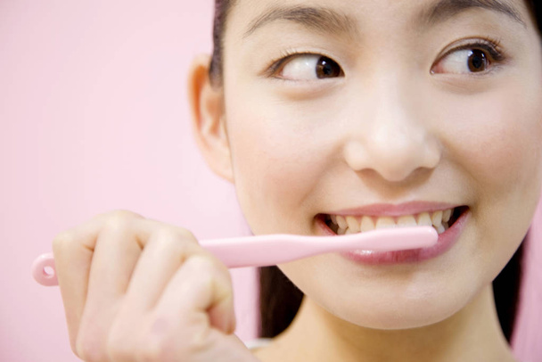 Japanese woman brushing her teeth - Foto, Imagen
