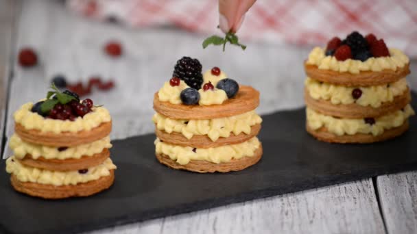französisches Dessert millefeuille aus Blätterteig und Puddingcreme. - Filmmaterial, Video