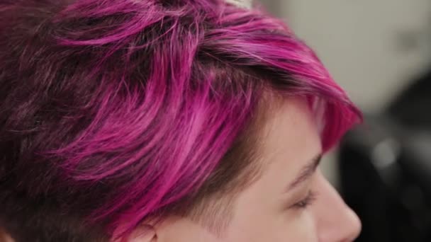 Szakmai fodrász nő stílus lány után festés haj. - Felvétel, videó