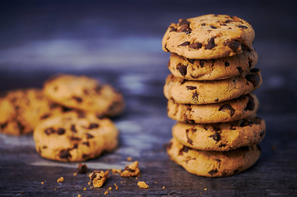 σωρός από μπισκότα σοκολάτας σε ξύλινο φόντο με αντίγραφο χώρου - Φωτογραφία, εικόνα