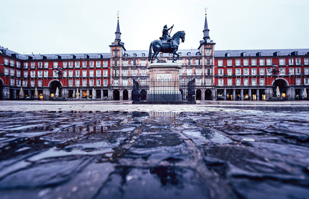 Plaza Mayor of Madrid after the storm, reflected on the ground - Φωτογραφία, εικόνα