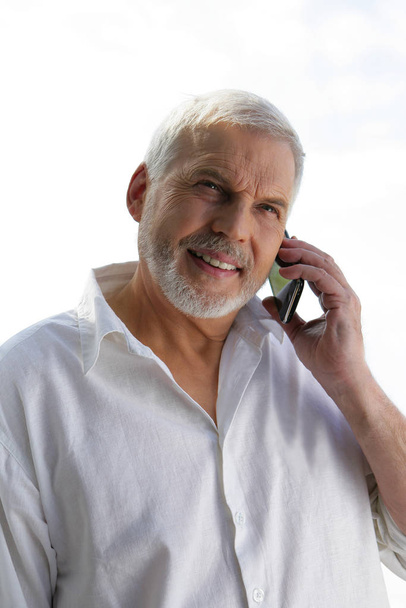 Portrait of a senior man with mobile phone - Zdjęcie, obraz