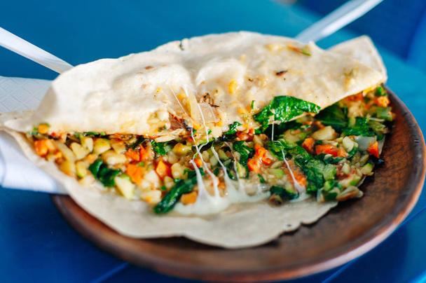 fotografia ravvicinata di un tradizionale taco messicano in un mercato di street food
 - Foto, immagini