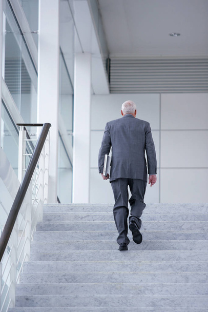 Muž v obleku stoupá po schodech moderní společnosti - Fotografie, Obrázek