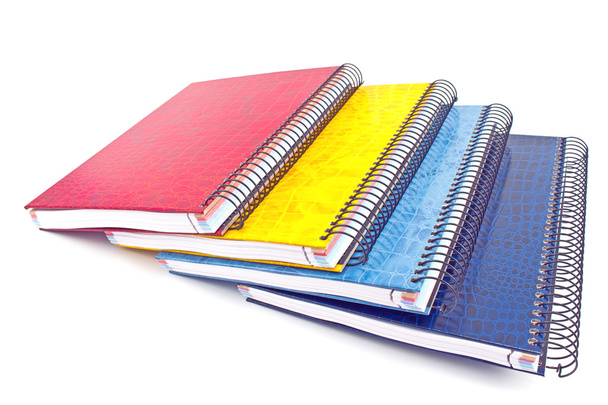 Montón de coloridos cuadernos en espiral aislados en blanco
 - Foto, Imagen