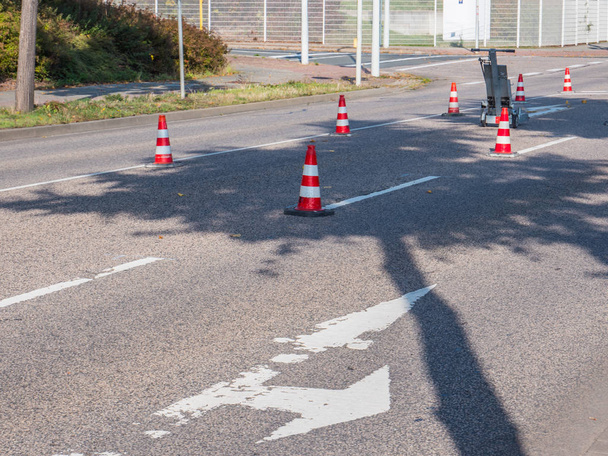 trabajos de marcado de carreteras con pilones
 - Foto, Imagen