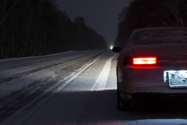 sportovní auto v noci na zimní ledové silnici bez traffu - Fotografie, Obrázek