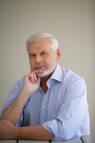 Senior man who looks skeptical - Foto, afbeelding