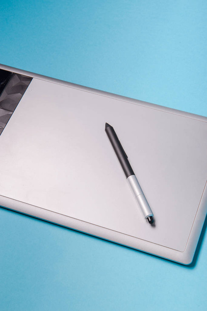 Tableta gráfica con lápiz para ilustradores y diseñadores, - Foto, imagen