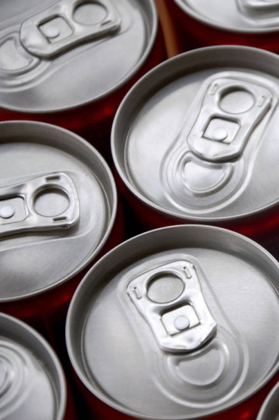 Beaucoup de canettes de soda en aluminium. Publicité pour boissons gazeuses ou boîtes de conserve fabrication de masse
 - Photo, image
