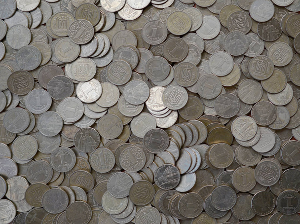 Velké množství lesklé ukrajinské staré 1 hřivna mince zblízka. Koncept bohatého života na Ukrajině - Fotografie, Obrázek