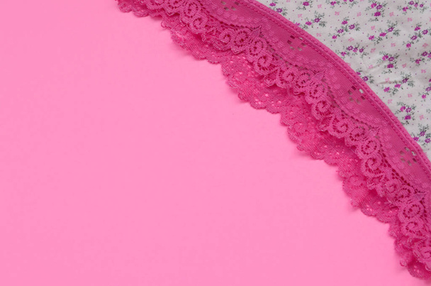 weiße Damenunterwäsche mit Spitze auf rosa Hintergrund mit Kopierraum. Beauty Fashion Blogger Konzept. romantische Dessous für den Valentinstag - Foto, Bild