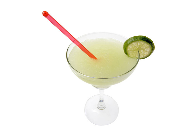 Margarita mixed drink with lime slice garnish on white backgound - Foto, Imagen