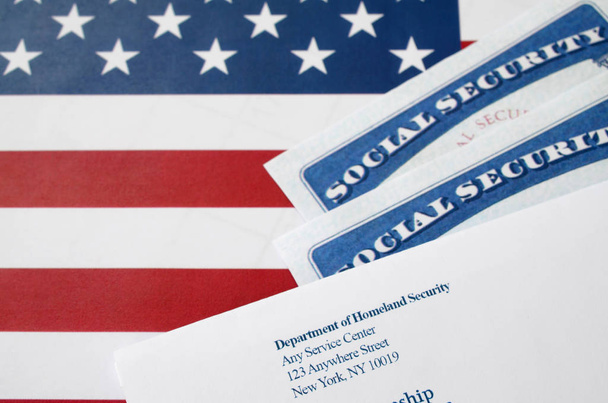 États-Unis cartes de numéro de sécurité sociale se trouve avec l'enveloppe USCIS sur le drapeau américain
 - Photo, image