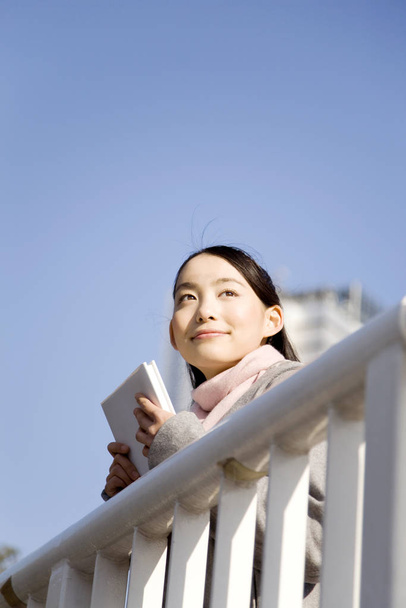 Japanese woman below the blue sky - Zdjęcie, obraz