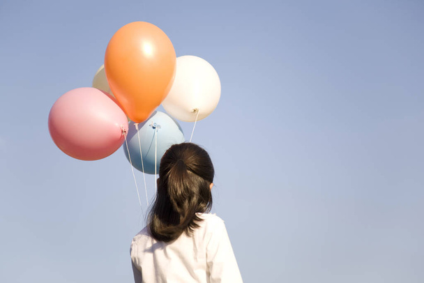 Japanese girl having balloons - Fotoğraf, Görsel