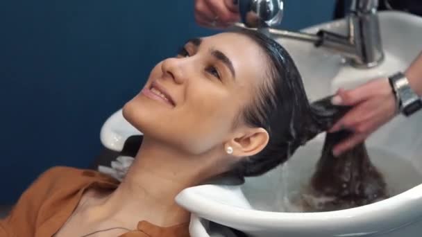 concept beauté, soins capillaires et personnes - heureuse jeune femme avec tête de coiffeur au salon de coiffure
 - Séquence, vidéo