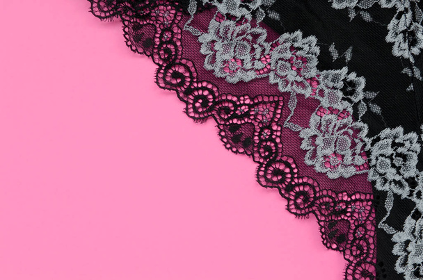 Ropa interior de mujer negra con encaje sobre fondo rosa con espacio para copiar. Concepto de blogger de belleza. Ropa interior romántica para la tentación de San Valentín
 - Foto, imagen