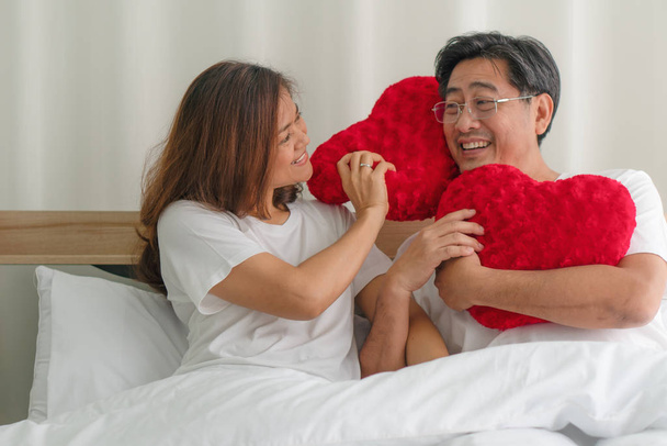 aziatische volwassen paar gelukkig met romantisch moment samen onder bl - Foto, afbeelding