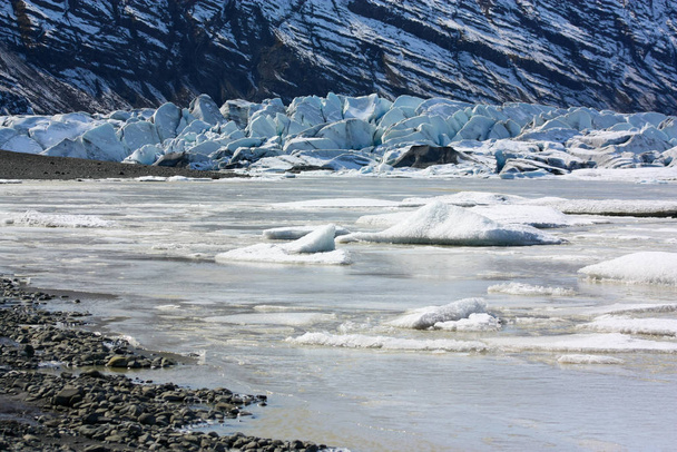 Bloques de hielo en aguas frías islandesas, calentamiento global
 - Foto, Imagen