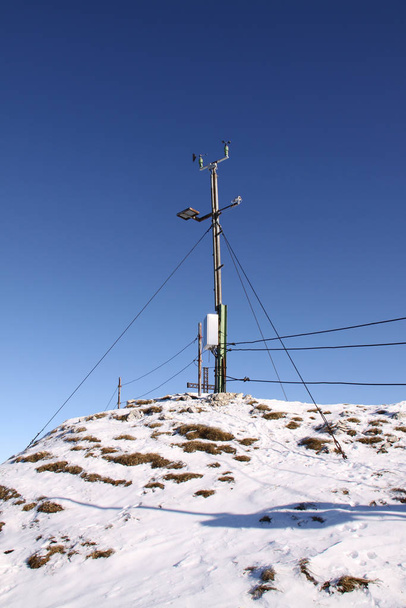 Transmission mast on the top of the mountain - Foto, imagen