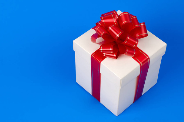 boîte cadeau avec un arc rouge - Photo, image