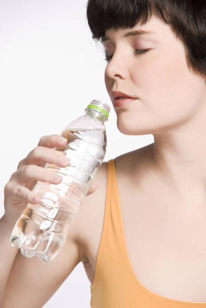 Femme avec une bouteille d'eau
 - Photo, image