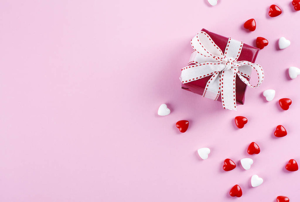 Valentine's day background. Red gift box and candy on pink backg - Foto, Imagem