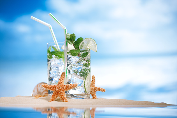 cocktail mojito sur plage sable et paysage tropical
 - Photo, image