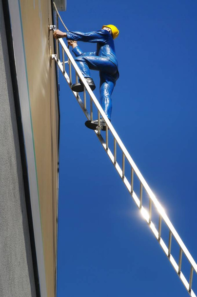 construction worker climbs a ladder - Foto, immagini