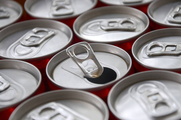 Muchos refrescos de aluminio beben latas. Publicidad para bebidas gaseosas o latas de estaño fabricación en masa
 - Foto, Imagen