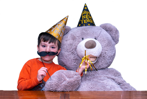 Αγόρι και αρκούδα για τα νέα χρόνια - Φωτογραφία, εικόνα