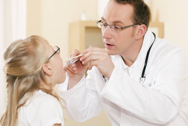 doctor examines throat his patient - Foto, immagini