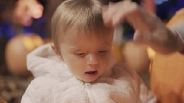 Baby meisje met snijdende pompoen in Dollywood - Video