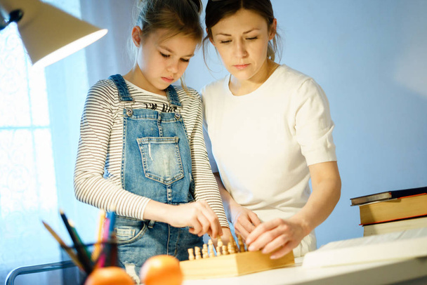Matka a dcera hrají šachy, zatímco tráví čas doma - Fotografie, Obrázek