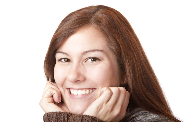 ładna młoda kobieta trzyma podbródek i uśmiecha się przyjazny - Zdjęcie, obraz