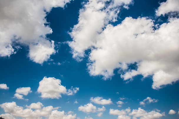 Wolkenbild des strahlend blauen Himmels - Foto, Bild