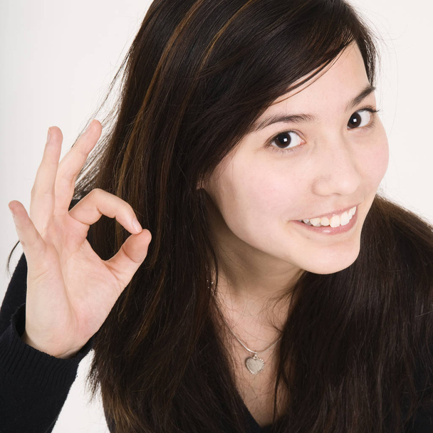 mladá asijská žena ukazující ok znamení - Fotografie, Obrázek