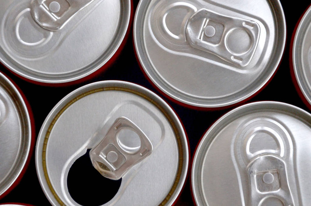 Muchas latas de refrescos de soda o recipientes de bebidas energéticas. Una gran cantidad de latas recicladas hechas de aluminio y preparadas para la reproducción
. - Foto, Imagen