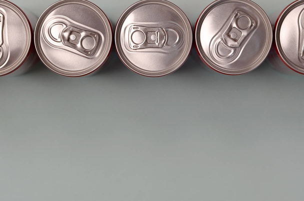 Muchas latas nuevas de aluminio de refrescos o recipientes de bebidas energéticas. Concepto de fabricación de bebidas y producción en masa
 - Foto, imagen